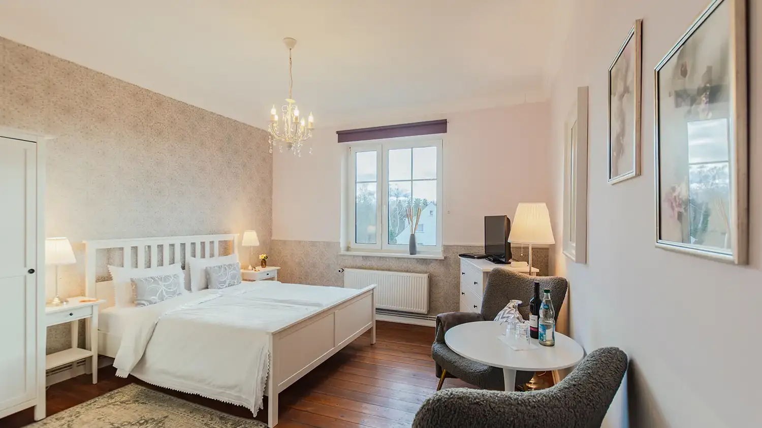 Doppelzimmer #3 im 1. OG Urlaub im Hotel Villa Wahnfried Thiessow auf Rügen Entdecken Sie Rügen – Ein Paradies für Naturliebhaber! Nur drei Gehminuten zum Strand! Urlaub im südlichsten im Ostseebad Thiessow auf der Halbinsel Mönchgut auf Rügen