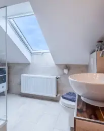 Zimmer 8: Badezimmer mit Dusche/WC, mit Dachschräge und Fenster - Boutique Hotel Villa Wahnfried in Thiessow