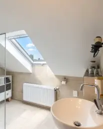 Zimmer 8: Badezimmer mit Dusche/WC, mit Dachschräge und Fenster - Boutique Hotel Villa Wahnfried in Thiessow