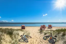 Strandk&ouml;rbe und Fahrr&auml;der am Ostseestrand in Thiessow